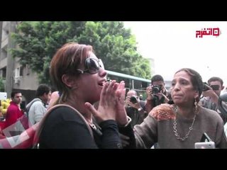 زوجة سعيد طرابيك تصرخ في الصحفيين: أهو مات علشان ترتاحوا