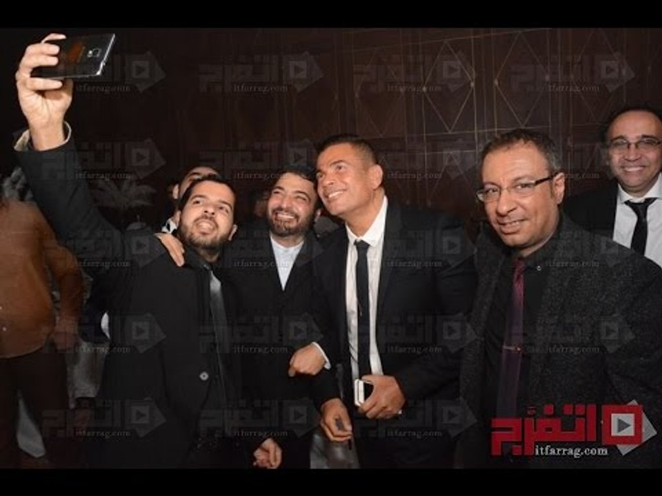 اتفرج| عمرو دياب يقابل الشاعري وطارق مدكور بالأحضان