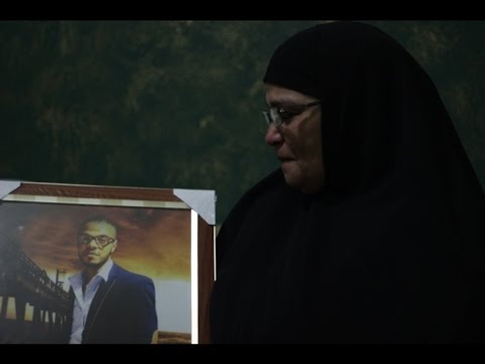 اتفرج| عزة عطية: قتلوا إبني بالكلاب.. والبلد اللي هتجيب حقه هعيش فيها