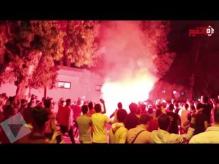 أولتراس أهلاوي يقطع الطريق ويشعل الشماريخ خارج أسوار النادي الاهلي