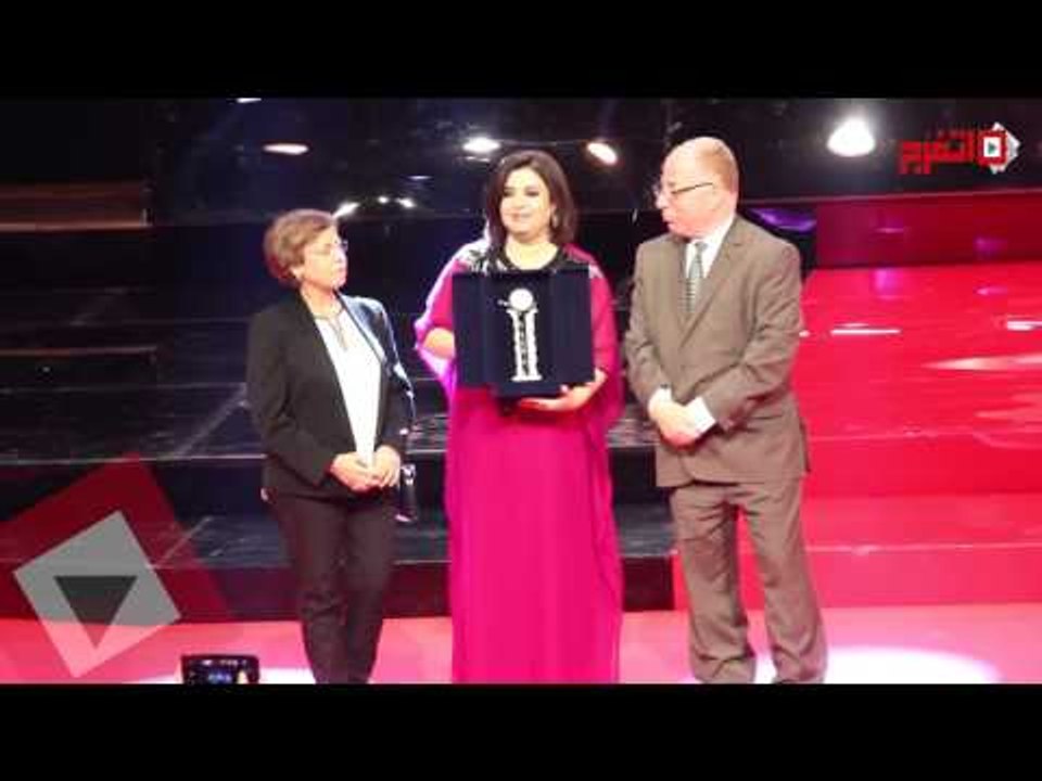 اتفرج | الهندية فرح خان تتسلم جائزة فاتن حمامة