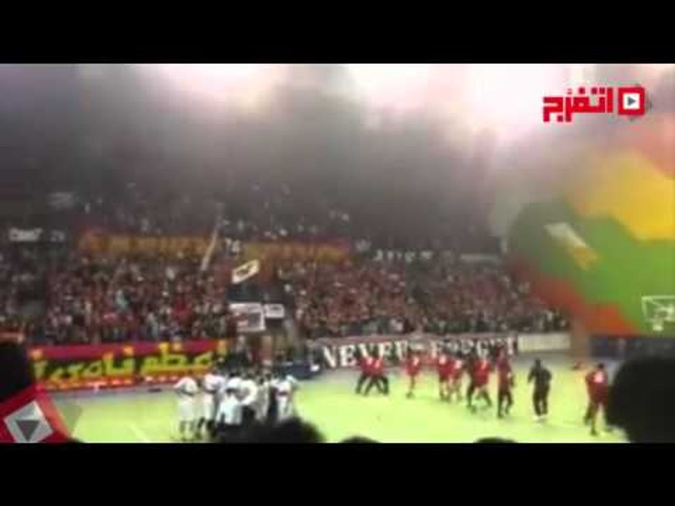اتفرج | أولتراس أهلاوي يشعلون ديربي السلة بأغنية «دقوا الزمالك»