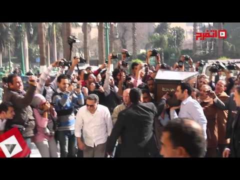 اتفرج | لحظة وصول جثمان «هيكل» لمسجد الحسين وسط تشديدات أمنية