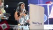 اتفرج| دنيا سمير غانم تهدي جائزة «دير جيست» لابنتها