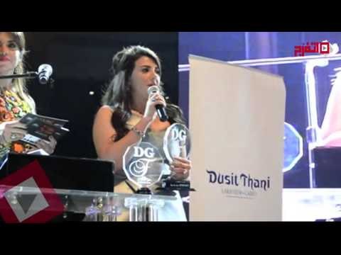 اتفرج| دنيا سمير غانم تهدي جائزة «دير جيست» لابنتها