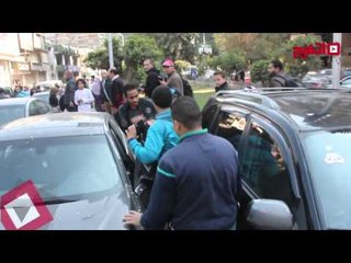 اتفرج | الجماهير تحاصر كهربا في جنازة حمادة إمام