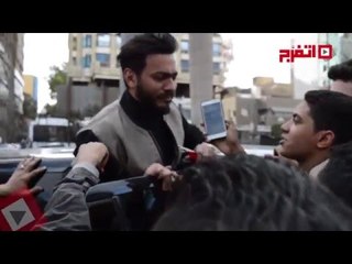 اتفرج | الجمهور يطارد تامر حسني أمام مركز الدم  بسبب الـ«سيلفي»