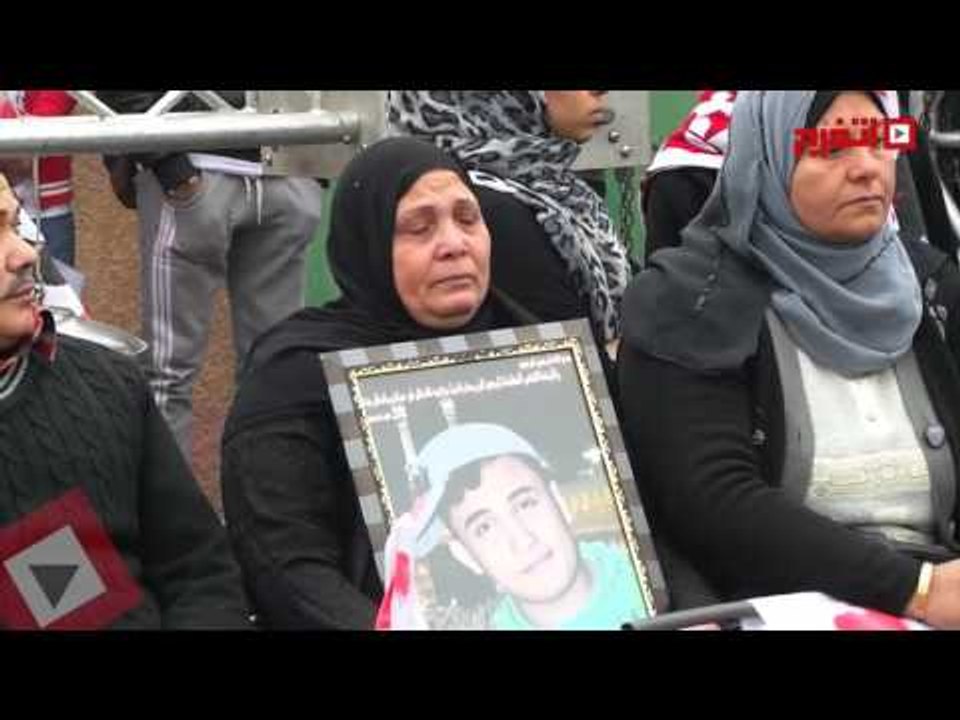 اتفرج | دموع والدة أحد شهداء مجزرة الدفاع الجوي بمسيرة الوايت نايتس