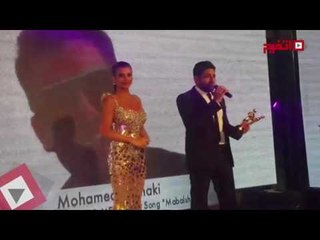 اتفرج | حماقي يتسلم جائزتي أفضل مطرب وأفضل أغنية في حفل الميما