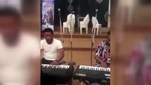 Onazi'den piyanoyla İstiklal Marşı!