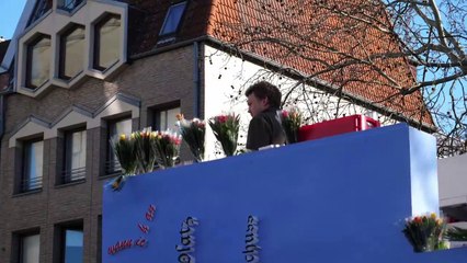 Die Jecken sind los: Rosenmontagszug in Köln gestartet