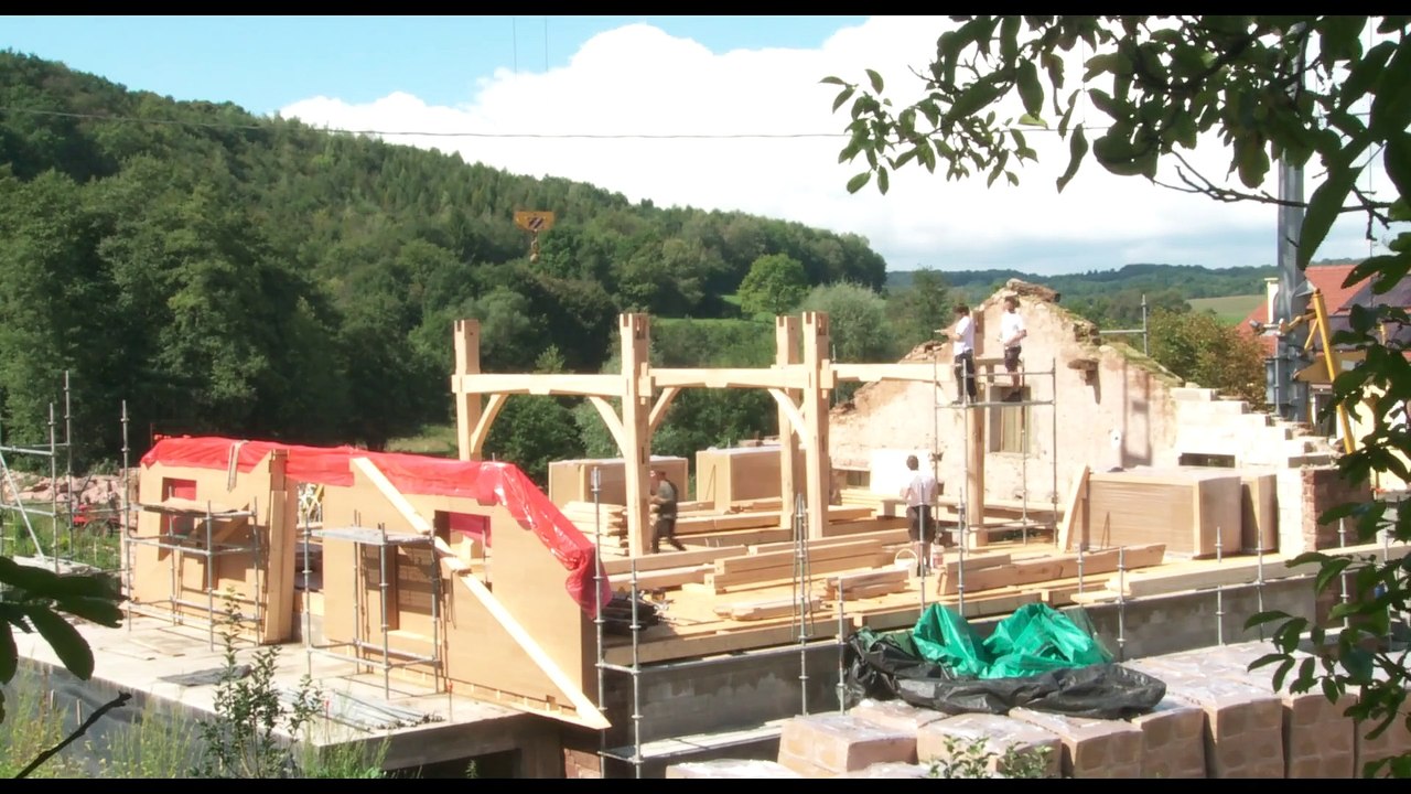 Montage de la charpente au Moulin de la Mangue à Granges-le-Bourg