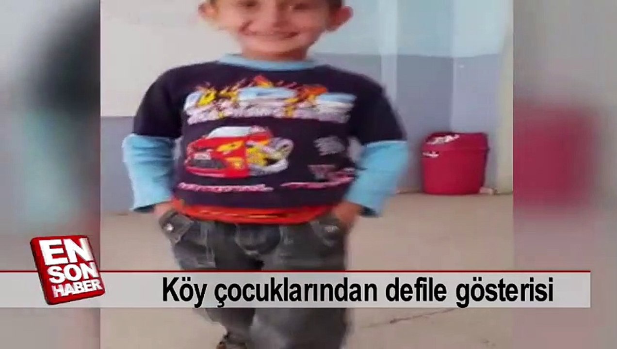 Köy çocuklarından defile gösterisi