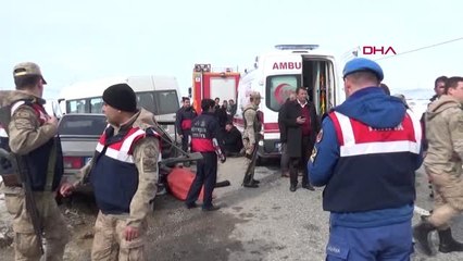 Van Erciş'te Minibüs Otomobile Çarptı 1 Ölü, 3 Yaralı
