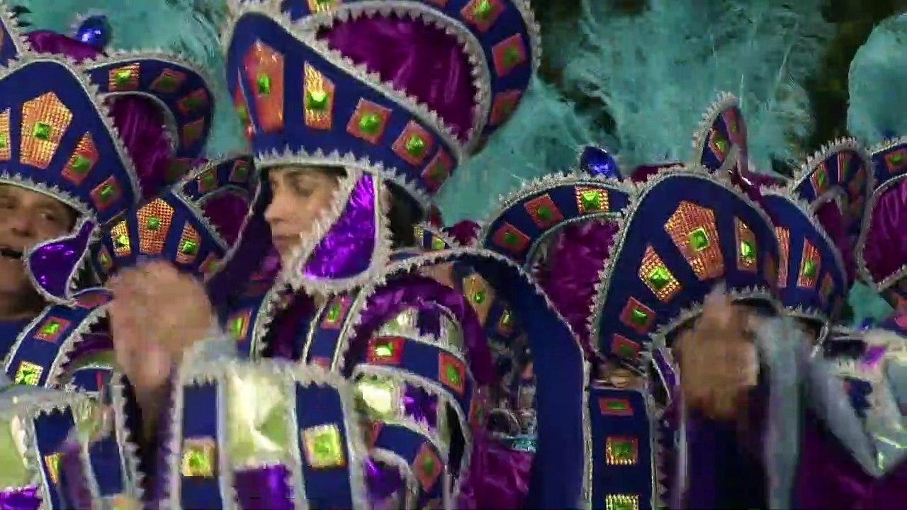 Sambaschulen wetteifern in sexy Kostümen