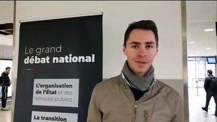 Nicolas, étudiant à Dijon, tient le stand "grand débat" à la gare Viotte de Besançon