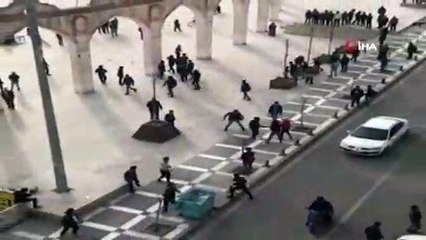 Kent Meydanında Tekme Tokat Kavga