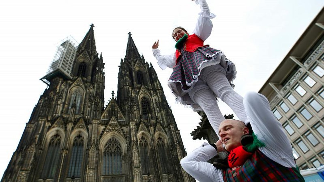 Rosenmontagsumzüge am Rhein finden trotz Sturmtief 'Bennet' statt