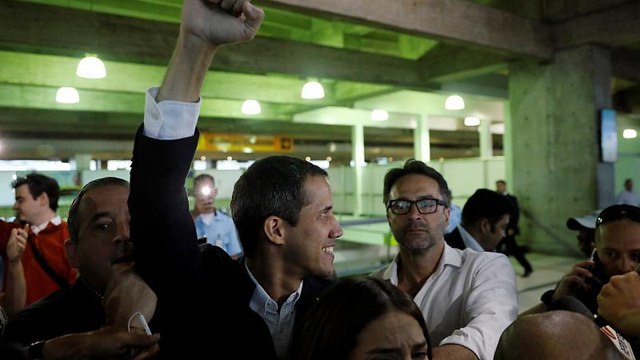 Στη Βενεζουέλα επέστρεψε ο Χουάν Γκουαϊδό