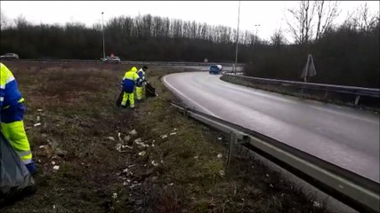Nettoyage des détritus en bord d'autoroute A31 par les employés de la DirEst à hauteur de Elange Thionville.