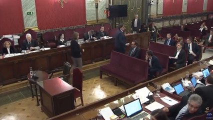 David Pérez (PSC) saluda a algunos acusados al término de su declaración en el juicio al 'procés'.