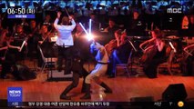 [투데이 영상] 음악에 맞춰…영화 스타워즈 '광선검' 대결