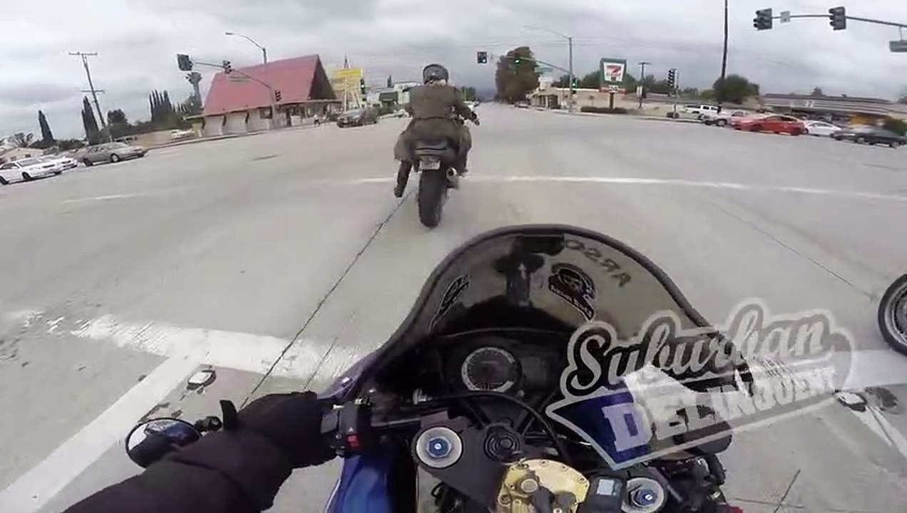 Ce motard tente une accélération au feu rouge et se rate... chute douloureuse