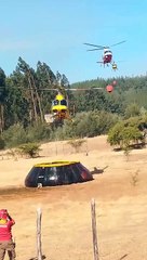 Tout ces hélicoptères bombardiers d'eau font la queue pour se recharger !