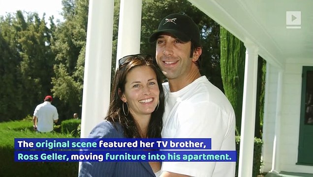 Courteney Cox Recreates Iconic 'Friends' Scene