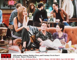 Courteney Cox Recreates Iconic 'Friends' Scene