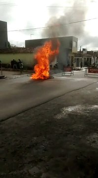 Moto pega fogo em Pedras de Fogo