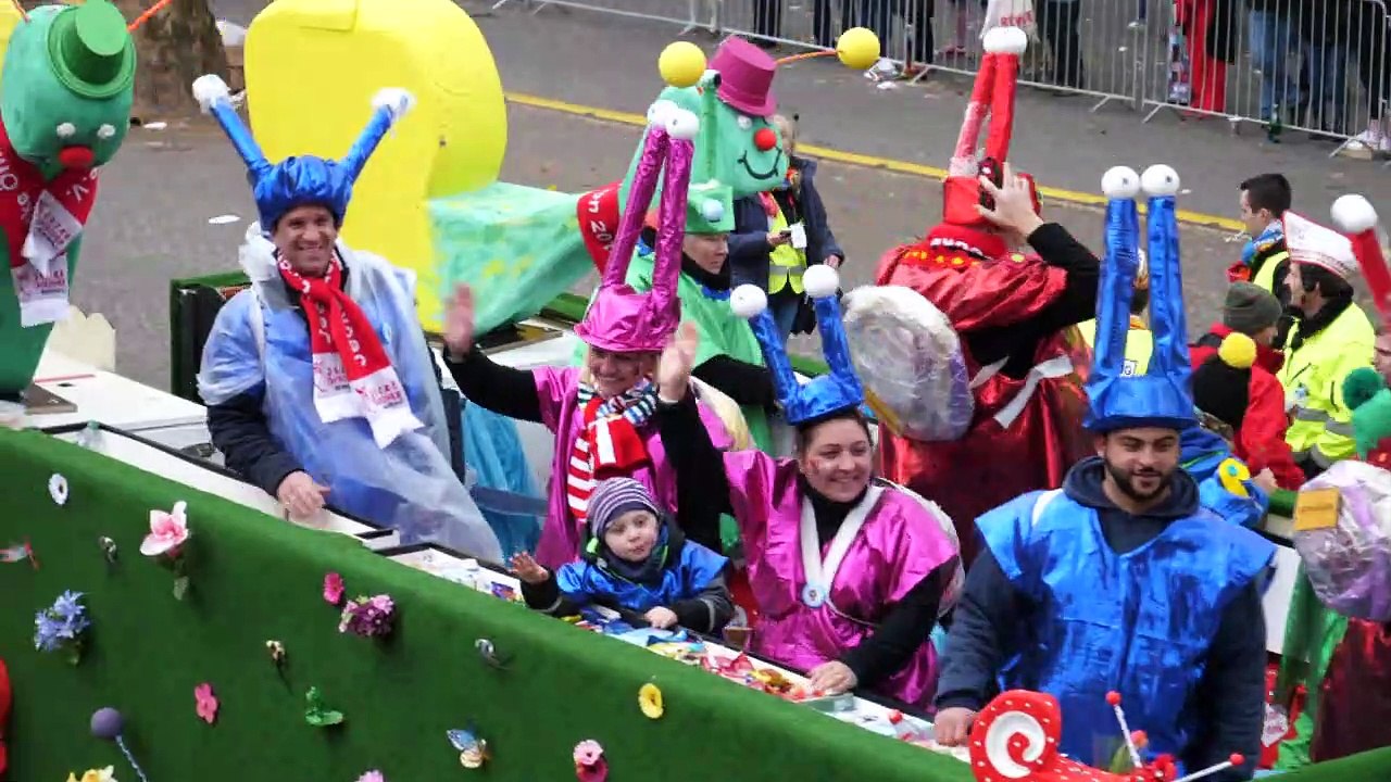 Jecken und Narren trotzen Wind und Regen