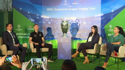 Ryan Giggs, de gira con el trofeo de la Champions League