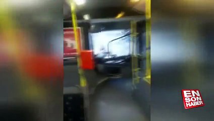 Sinirli adam hal otobüsünün camlarını parçaladı