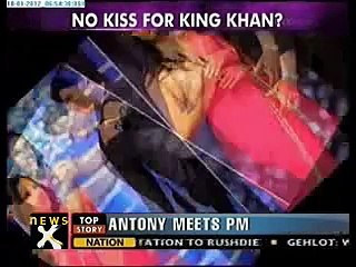 Shahrukh kisses Katrina Kaif at Screen Awards