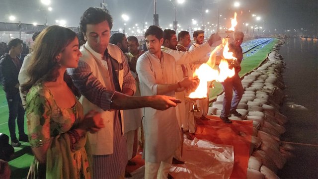 Alia Bhatt & Ranbir Kapoor perform puja at Kumbh before Brahmastra LOGO launch | FilmiBeat