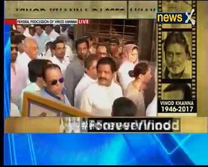 Télécharger la video: Vinod Khanna dies at 70_ Amitabh Bachchan, Rishi Kapoor and others attend funeral