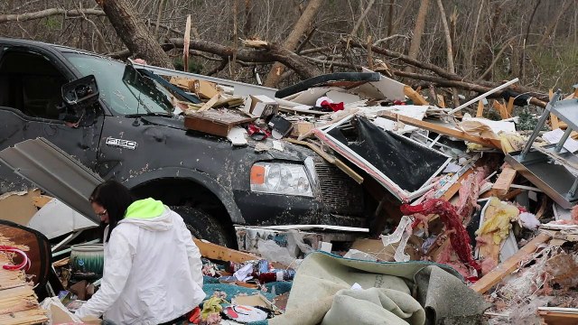 Rescatistas buscan sobrevivientes tras tornados en EEUU