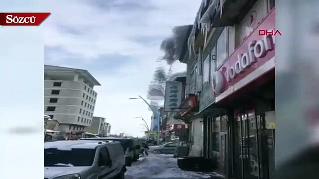 Çatıdan düşen çığ gibi kar korku dolu anlar yaşattı