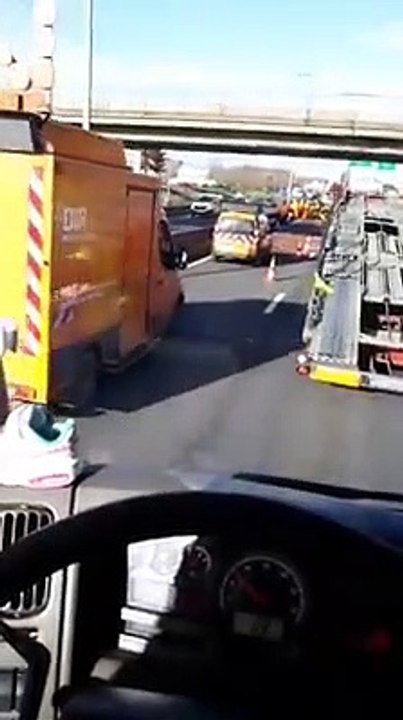 Un camion perd son chargement sur le périphérique de Caen.
