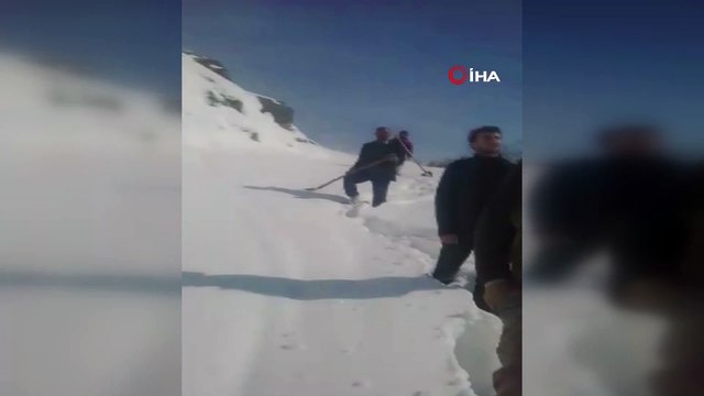 Kazma küreklerle karlı dağları aşıp, imece usulü ile su arızasını giderdiler