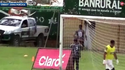 Il marque un but et va changer le tableau d’affichage