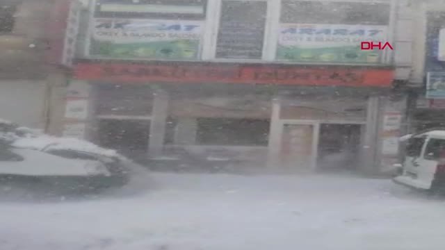 Ağrı Çatıdan Düşen Çığ Gibi Kar Korku Dolu Anlar Yaşattı