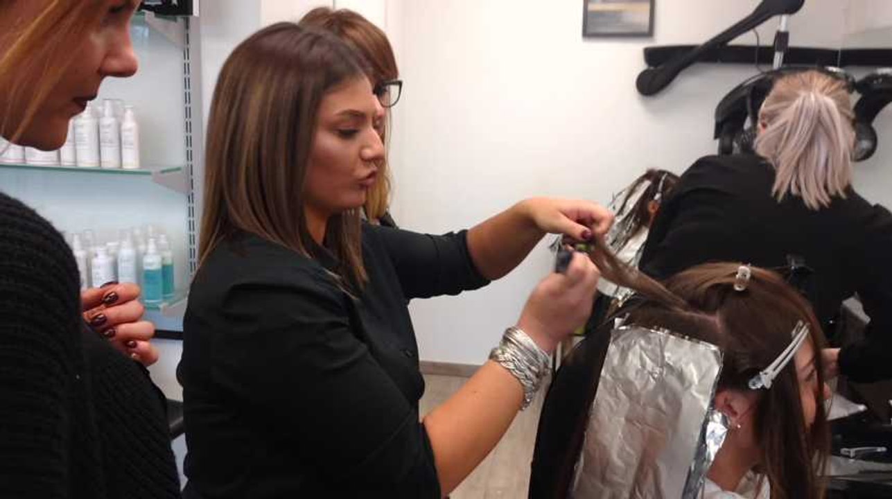 Mons:La coiffeuse Christina donne des formations jusqu'au bout du monde. Vidéo Éric Ghislain