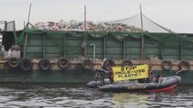 Greenpeace protesta en la bahía de Manila contra los plásticos de un sólo uso