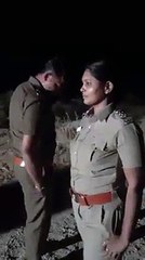 Tải video: போலீஸ் ஜோடியின் டிக் டாக் வீடியோ