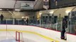 Des enfants hockeyeurs enchaînent les chutent en rentrant sur la glace