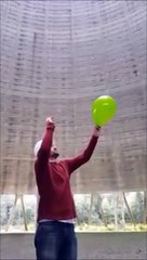 Il éclate un ballon dans la cheminée d'une centrale nucléaire et le son obtenu est incroyable
