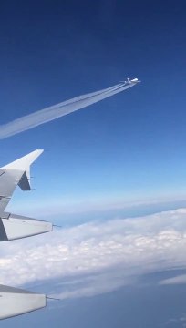 Quand le passager d'un avion filme un autre avion passer tout prêt d'eux en vol