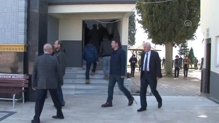 Bir Yakınının Üzerine Düşmesi Sonucu Ölen Bebeğin Cenazesi